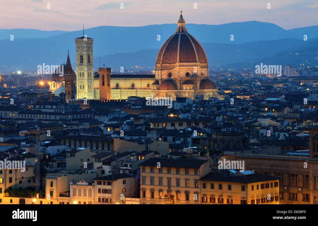 La Cúpula de Florencia y la Torre del Campanile, vista nocturna, Toscana Foto de stock