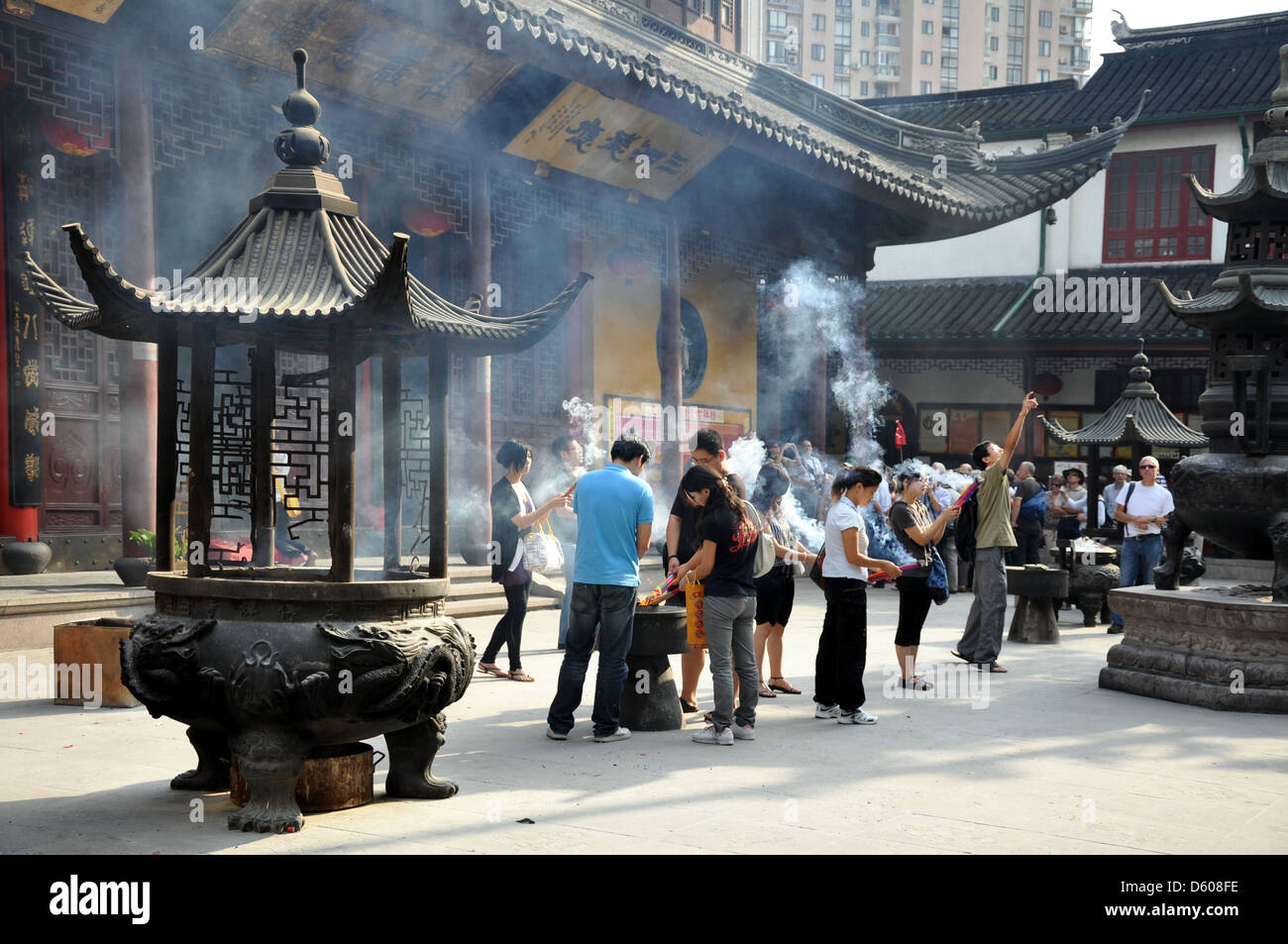 Quemador de incienso en el Templo del Buda de Jade en Shanghai - China Foto de stock