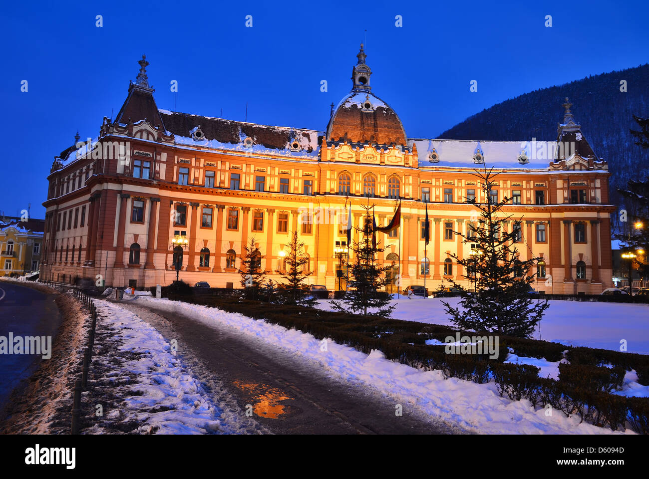 Gobierno del condado de Brasov. Edificio de la administración central del condado de Brasov, en Rumania. Foto de stock