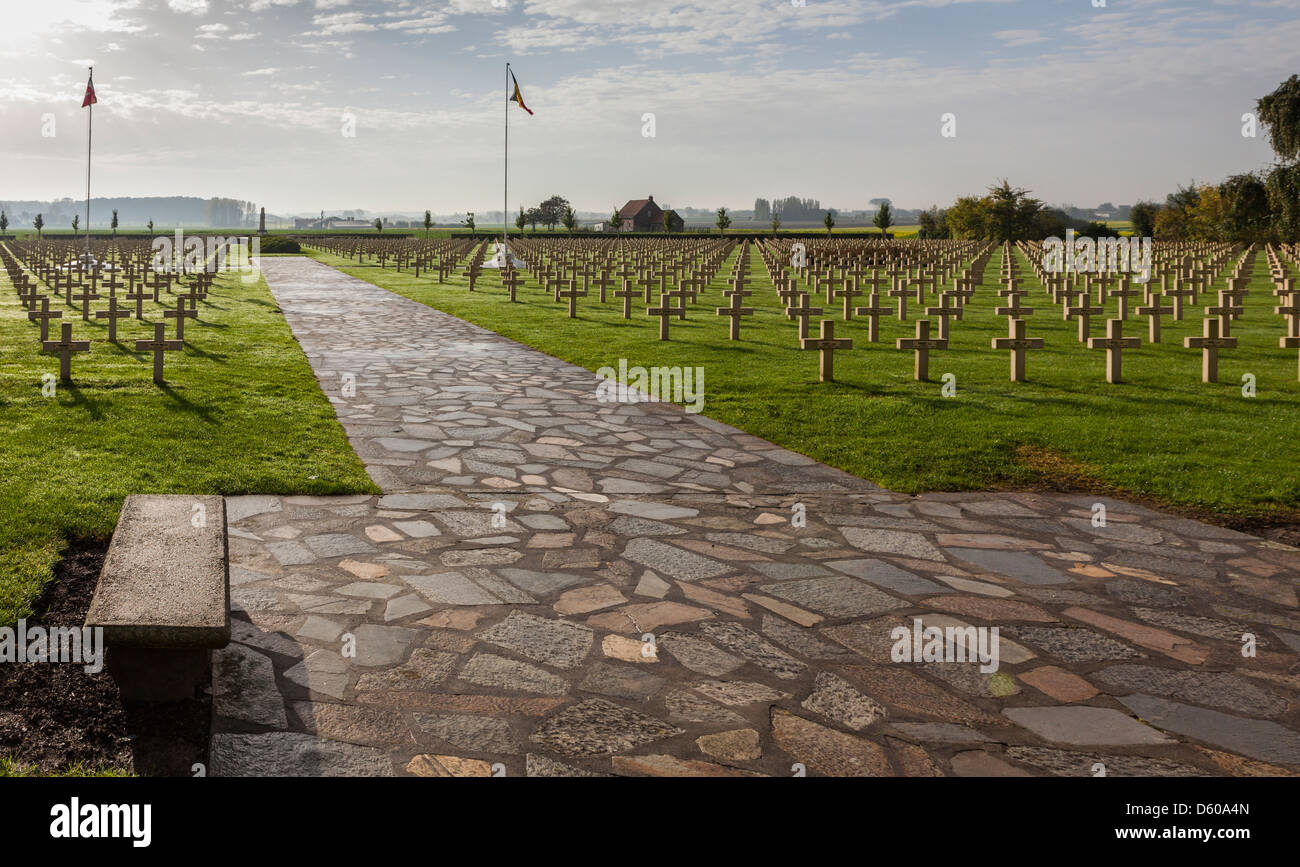 Temprano en la mañana II: Saint-Charles de Potyze Cementerio Francés, cerca de Ypres, Flandes, Bélgica Foto de stock