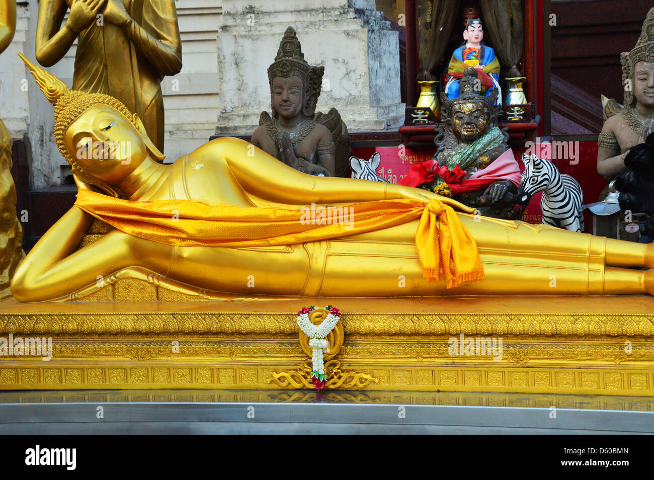 Oro del Buda yacente de Tailandia, el sudeste de Asia Foto de stock
