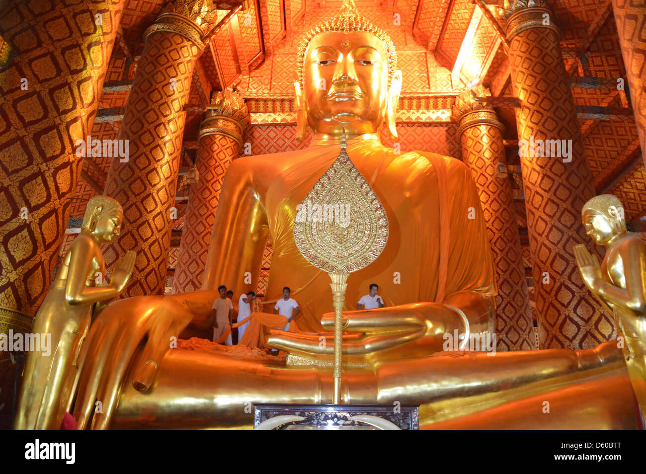Sentado Buda de oro de Tailandia, el sudeste de Asia Foto de stock