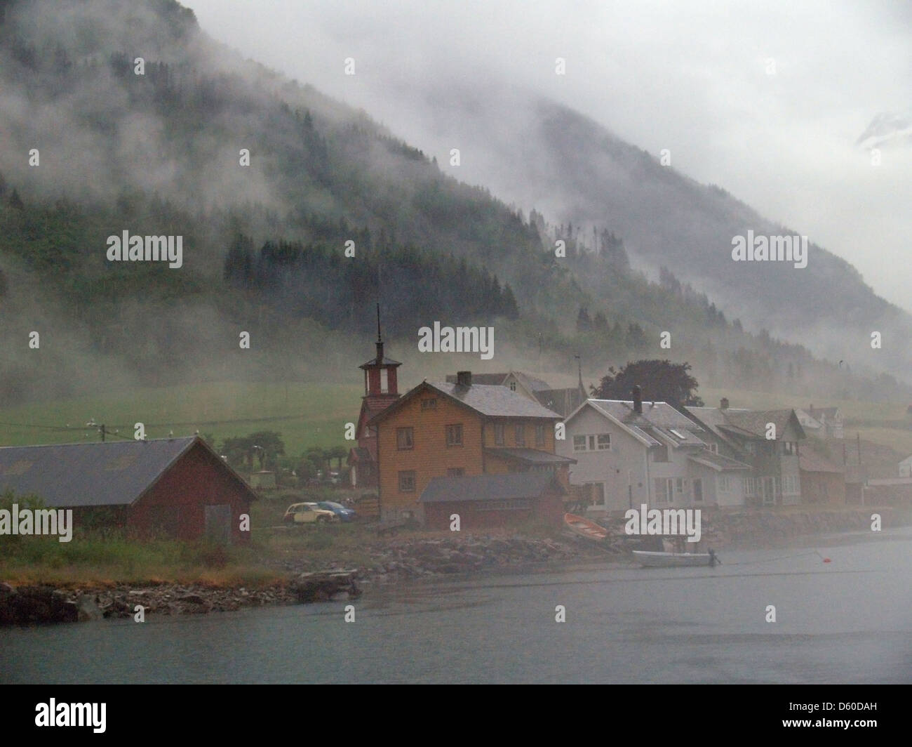 Una niebla envuelto Fjaerland,Noruega Foto de stock
