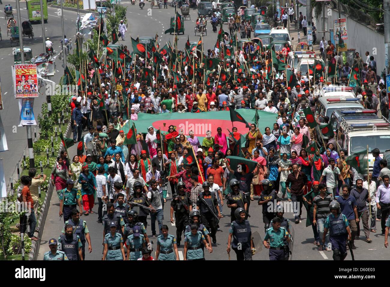 Dhaka, Bangladesh. El 8 de abril de 2013. En Bangladesh los manifestantes gritaron consignas y llevar banderas nacionales en un mitin anti-huelga en toda la nación durante una huelga convocada por los islamistas en Dhaka el 8 de abril de 2013. Organistaion islamista, Hefajat-e-Islam llamado una huelga nacional para presionar al parlamento nacional de promulgar una ley blasphmey destinada a perseguir los bloggers acusado de insultar al Islam y al Profeta Mahoma en el país de mayoría musulmana. Foto de stock