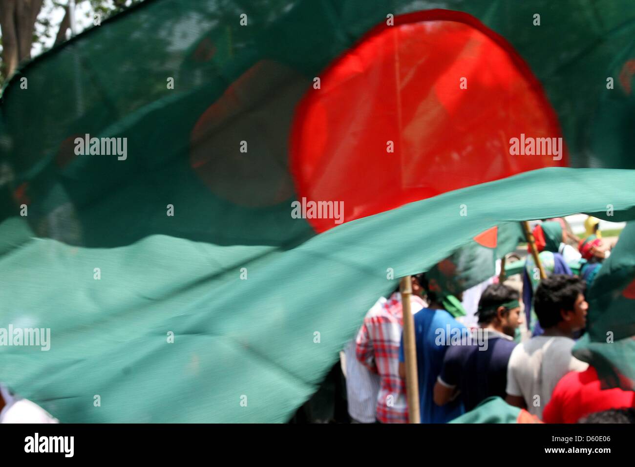 Dhaka, Bangladesh. El 8 de abril de 2013. En Bangladesh los manifestantes gritaron consignas y llevar banderas nacionales en un mitin anti-huelga en toda la nación durante una huelga convocada por los islamistas en Dhaka el 8 de abril de 2013. Organistaion islamista, Hefajat-e-Islam llamado una huelga nacional para presionar al parlamento nacional de promulgar una ley blasphmey destinada a perseguir los bloggers acusado de insultar al Islam y al Profeta Mahoma en el país de mayoría musulmana. Foto de stock