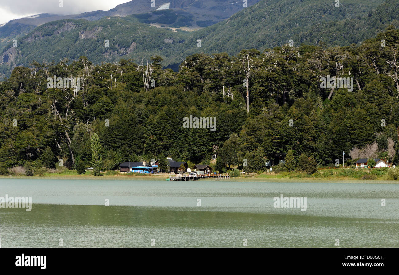 Puerto Frias en Lago Frías, un punto del circuito Cruce Andino y el cruce  de la frontera de Argentina a Chile Fotografía de stock - Alamy