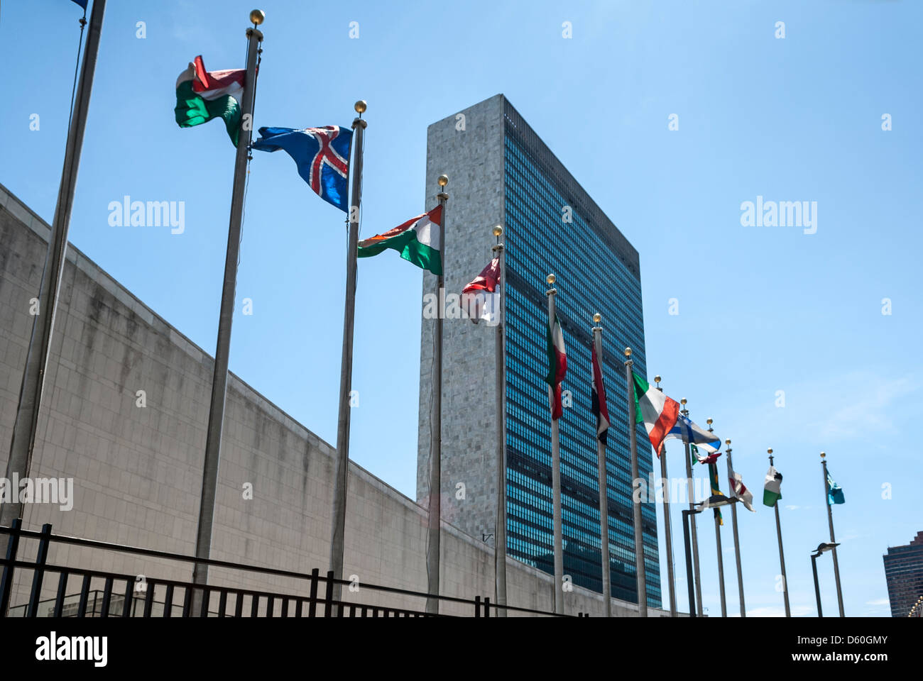 El edificio de las Naciones Unidas, en la Sede de las Naciones Unidas, Manhattan, Ciudad de Nueva York, Nueva York, Nueva York, EE.UU. - Imagen tomada de suelo público Foto de stock