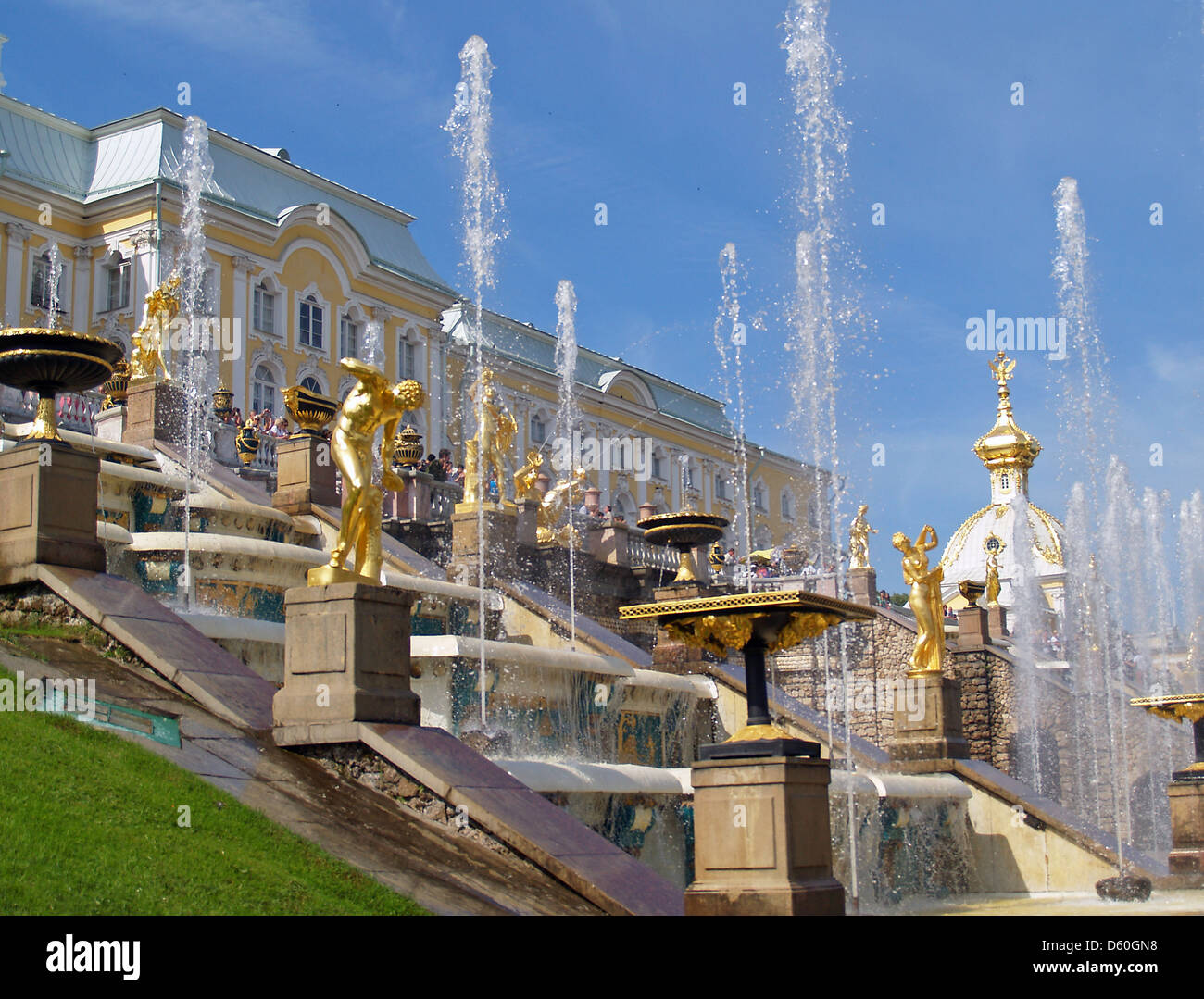 La gran cascada del Palacio Peterhof, San Petersburgo Foto de stock