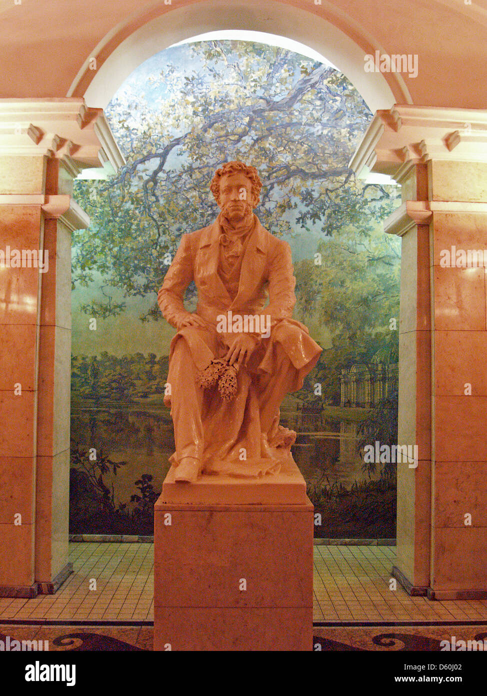 Una estatua de Pushkin en la estación de metro Pushkinkaya, San