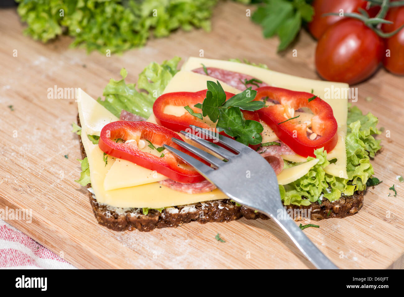 Recién hechas Sándwich de salami con queso Fotografía de stock Alamy