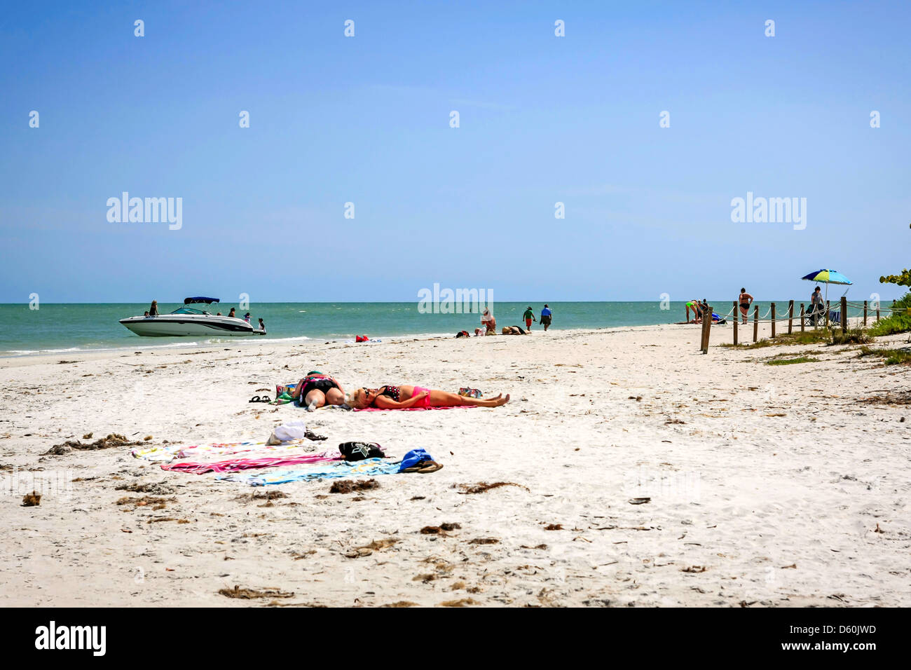 Gente disfrutando de Sanibel Island Beach, en la costa del Golfo de México de Florida Foto de stock