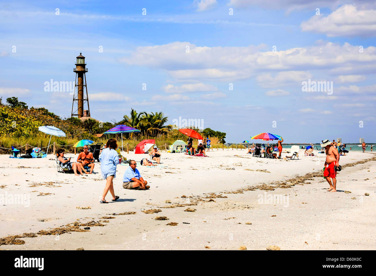 Gente disfrutando de Sanibel Island Beach, en la costa del Golfo de México de Florida Foto de stock
