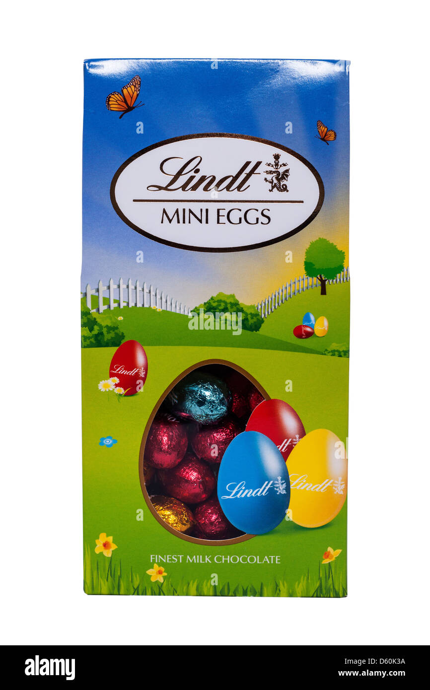 Una caja de chocolate Lindt mini huevos de Pascua sobre un fondo blanco. Foto de stock