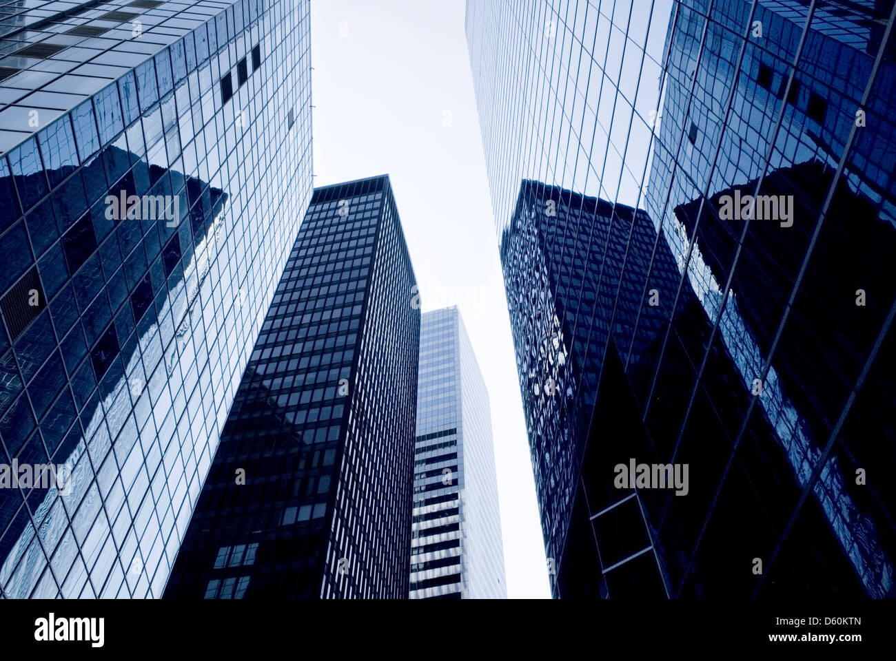 El distrito financiero de Manhattan, Ciudad de Nueva York, bajo el ángulo de filmación de edificios altos con el amplio Centro Financiero, PublicGround Foto de stock