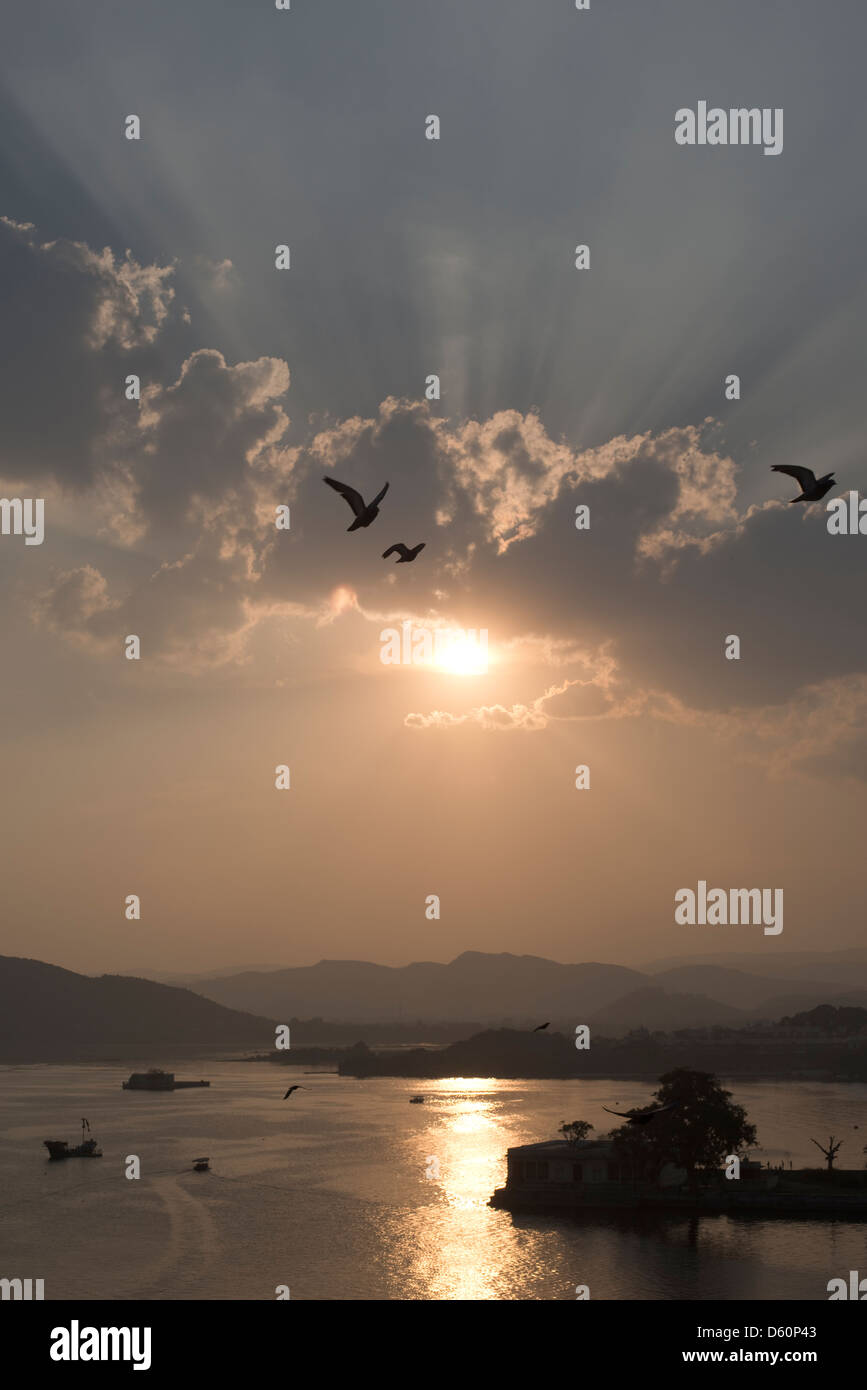 Las puestas de sol sobre el lago pichola en Udaipur, Rajasthan, India Foto de stock