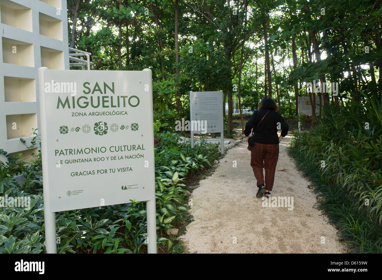 La entrada al sitio arqueológico de San Miguelito adyacente al nuevo Museo Maya de museo de Cancun, Cancun, México Foto de stock