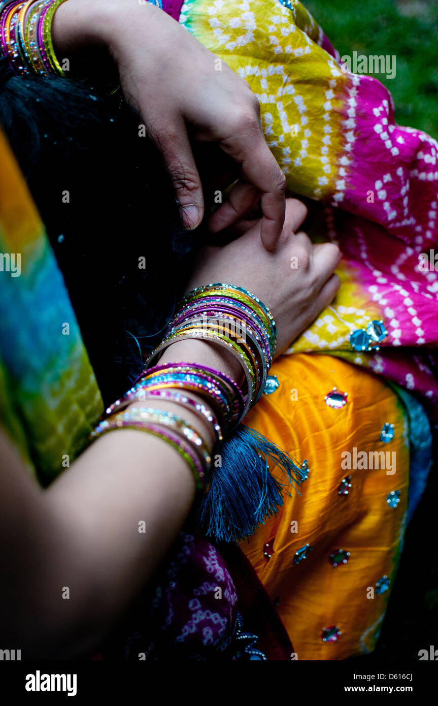 Brazos con pulseras de la India en el festival de Holi Fotografía de stock  - Alamy