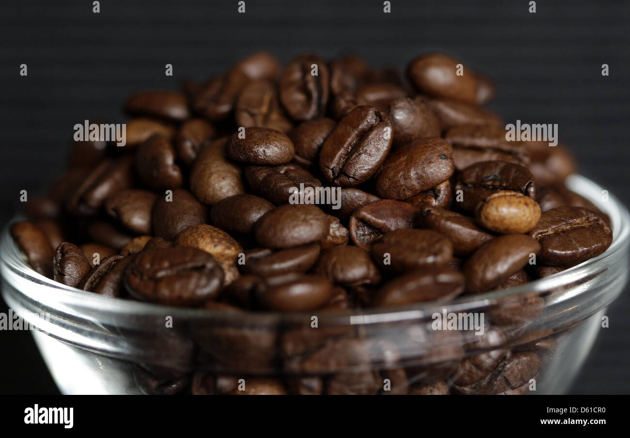Der Kaffeebohnen Sorte Arabica liegen auf einem Haufen (Foto vom 17.04.2012). Der Marktführer Tchibo senkt sena Preise um 50% pro Pfund. Die sind wegen guter Rohstoffreise Ernten en Brasilien deutlich zurückgegangen. Foto: Roland Weihrauch dpa/lnw Foto de stock