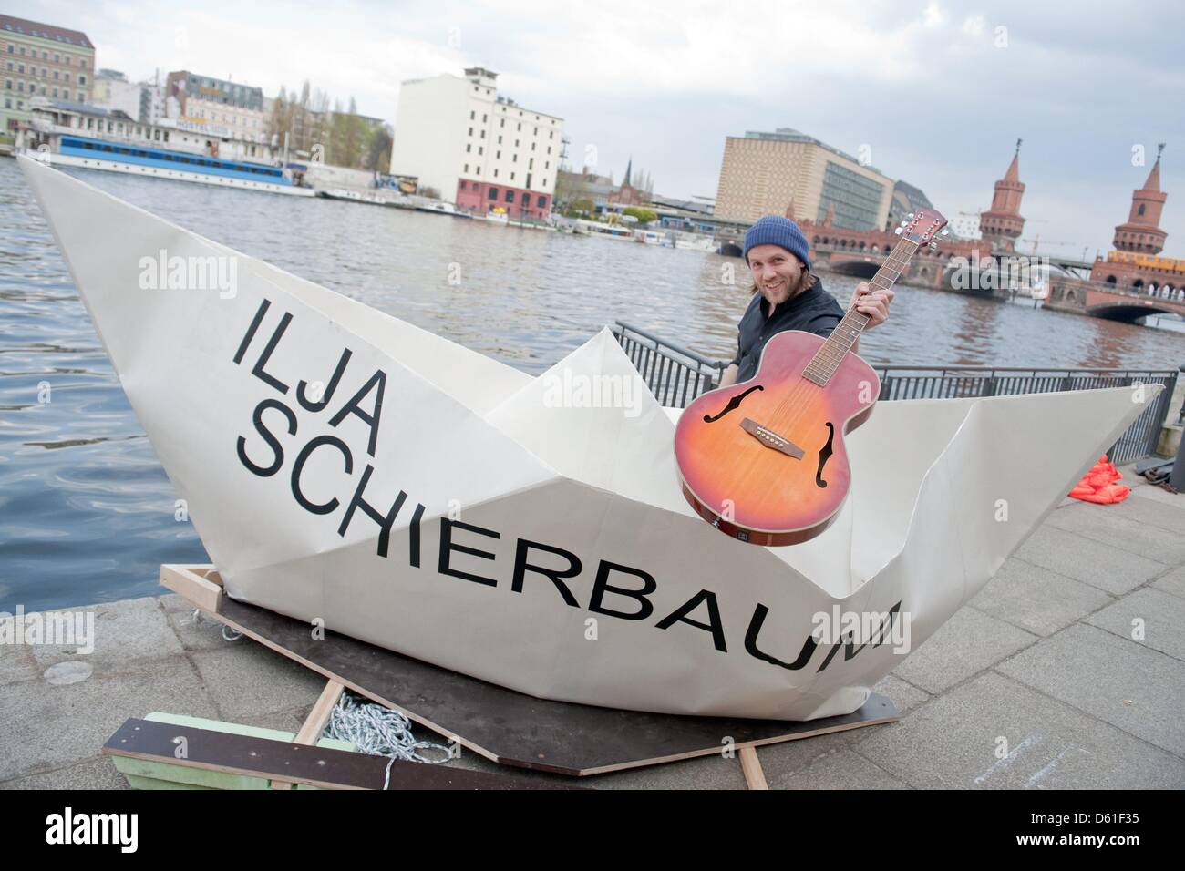El cantautor Ilja Schierbaum es retratada en un barco de papel gigante  situado frente al puente Oberbaum en el río Spree, en Berlín, Alemania, el  19 de abril de 2012. Schierbaum presenta