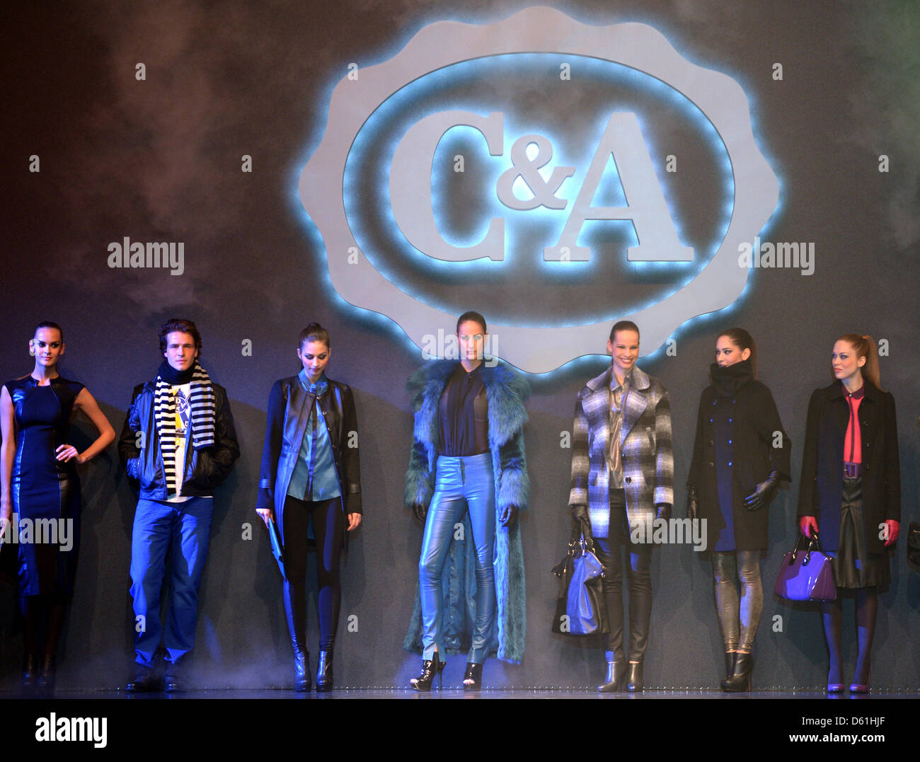 Modelos presentan ropa de la colección otoño/invierno de moda minorista C\u0026A  en Düsseldorf, Alemania, del 25 de abril de 2012. C\u0026A presentó sus  resultados anuales de 2011, en una conferencia de prensa