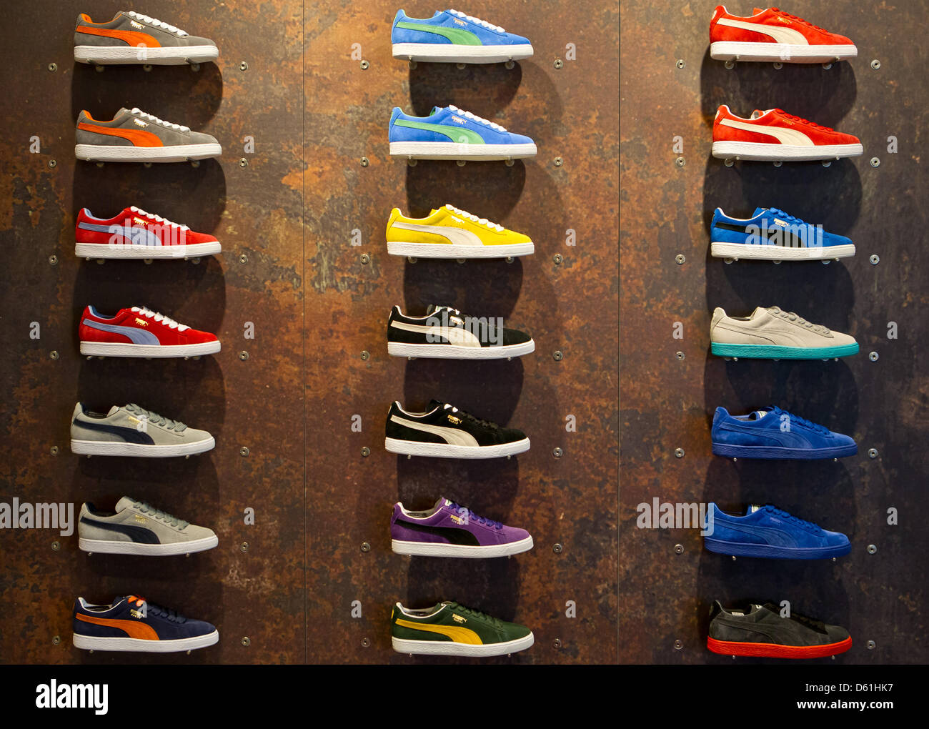Los zapatos de los fabricantes de ropa deportiva Puma se muestran en una  tienda en Herzogenaurach, Alemania, 24 de abril de 2012. En 2011, el Puma  llegó a la marca de volumen