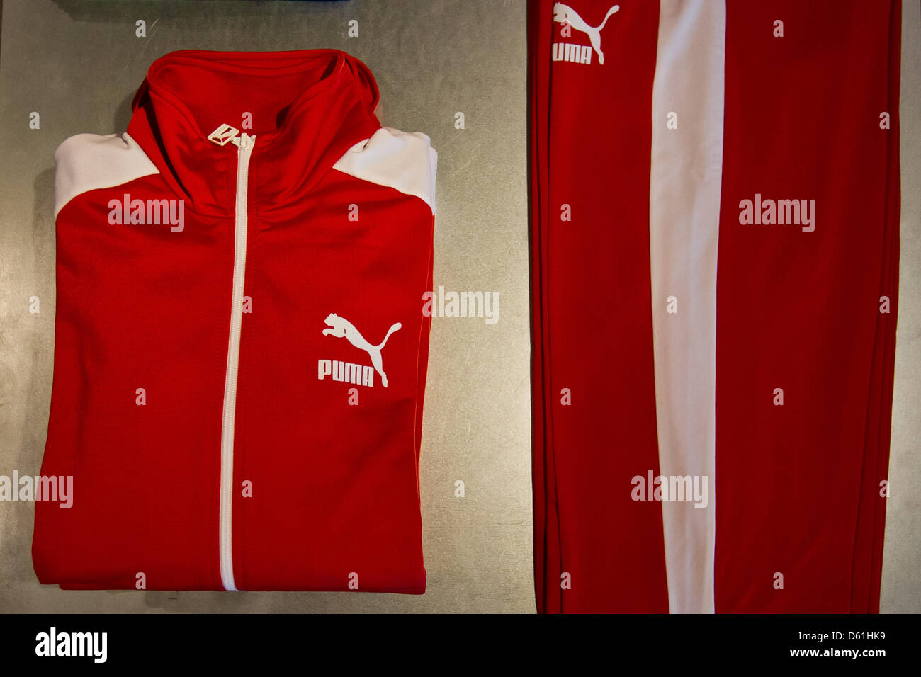 La ropa por los fabricantes de ropa deportiva Puma se muestran en una tienda  en Herzogenaurach, Alemania, 24 de abril de 2012. En 2011, el Puma llegó a  la marca de volumen
