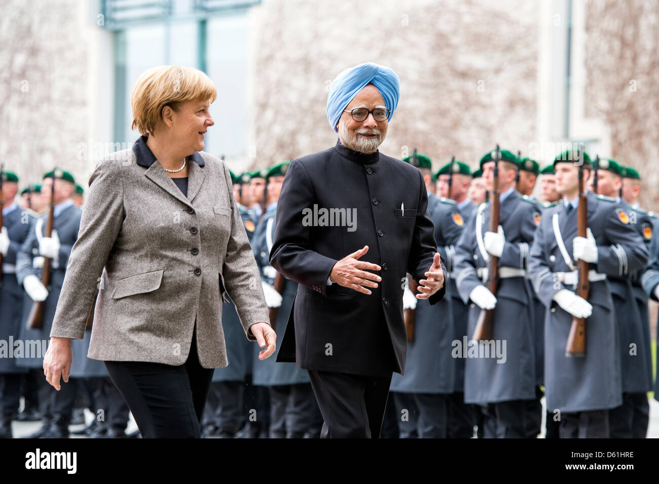 Berlín, Alemania.El 11 de abril de 2013.La canciller alemana, Angela Merkel, saluda al Primer Ministro de India, Manmohan Singh, con honores militares en la Cancillería Federal. Crédito: crédito Gonçalo Silva/Alamy Live News. Foto de stock