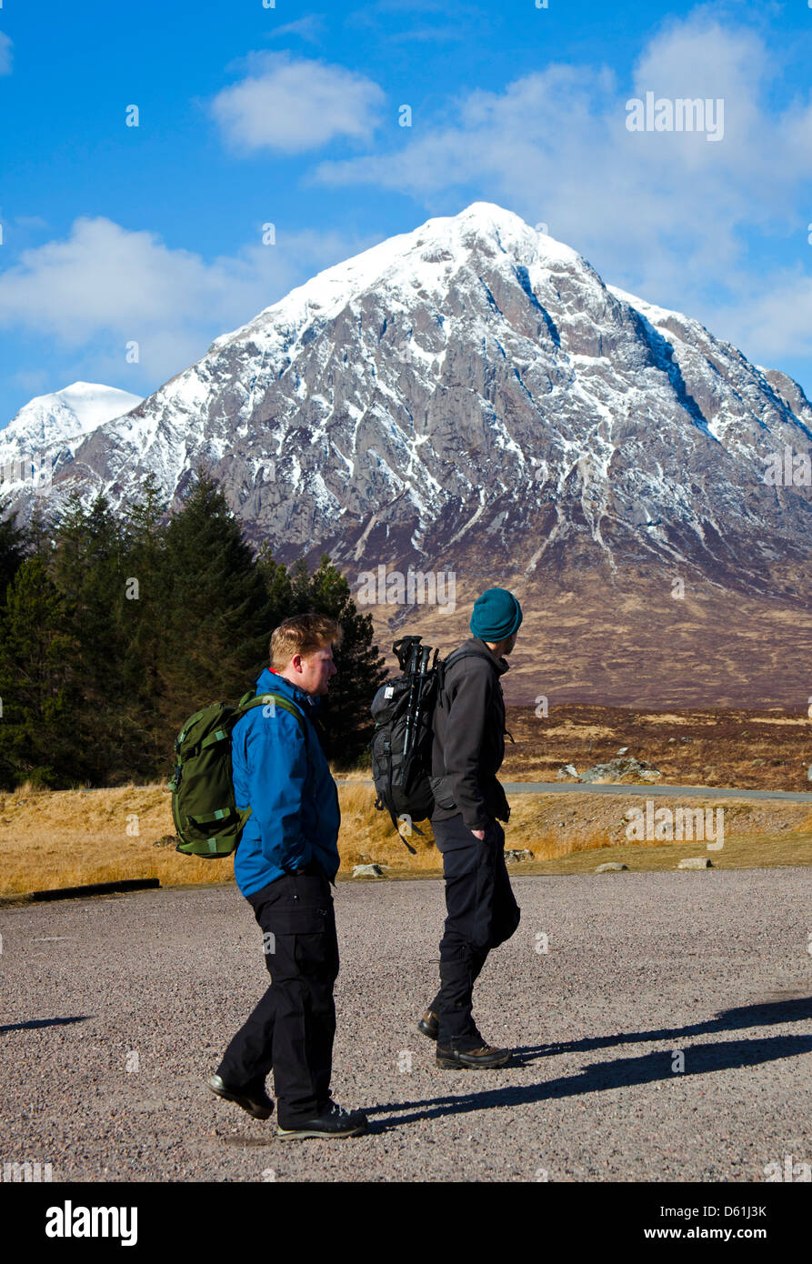 Dos hombres caminantes en West Highland Way, Highlands Escocesas, LochaberScotland, REINO UNIDO Foto de stock