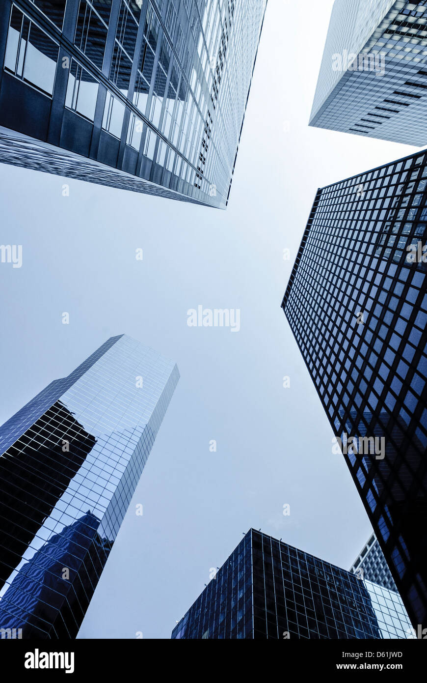 El distrito financiero de Manhattan, Ciudad de Nueva York, bajo el ángulo de filmación de edificios altos con el amplio Centro Financiero, PublicGround Foto de stock