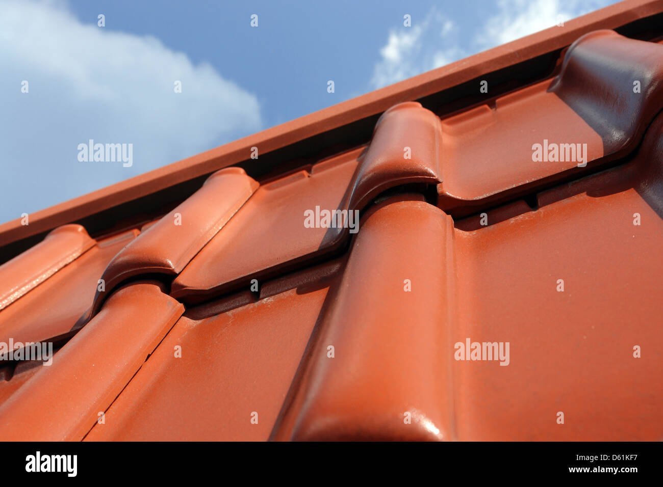 Primer plano de techo de tejas de arcilla roja Foto de stock