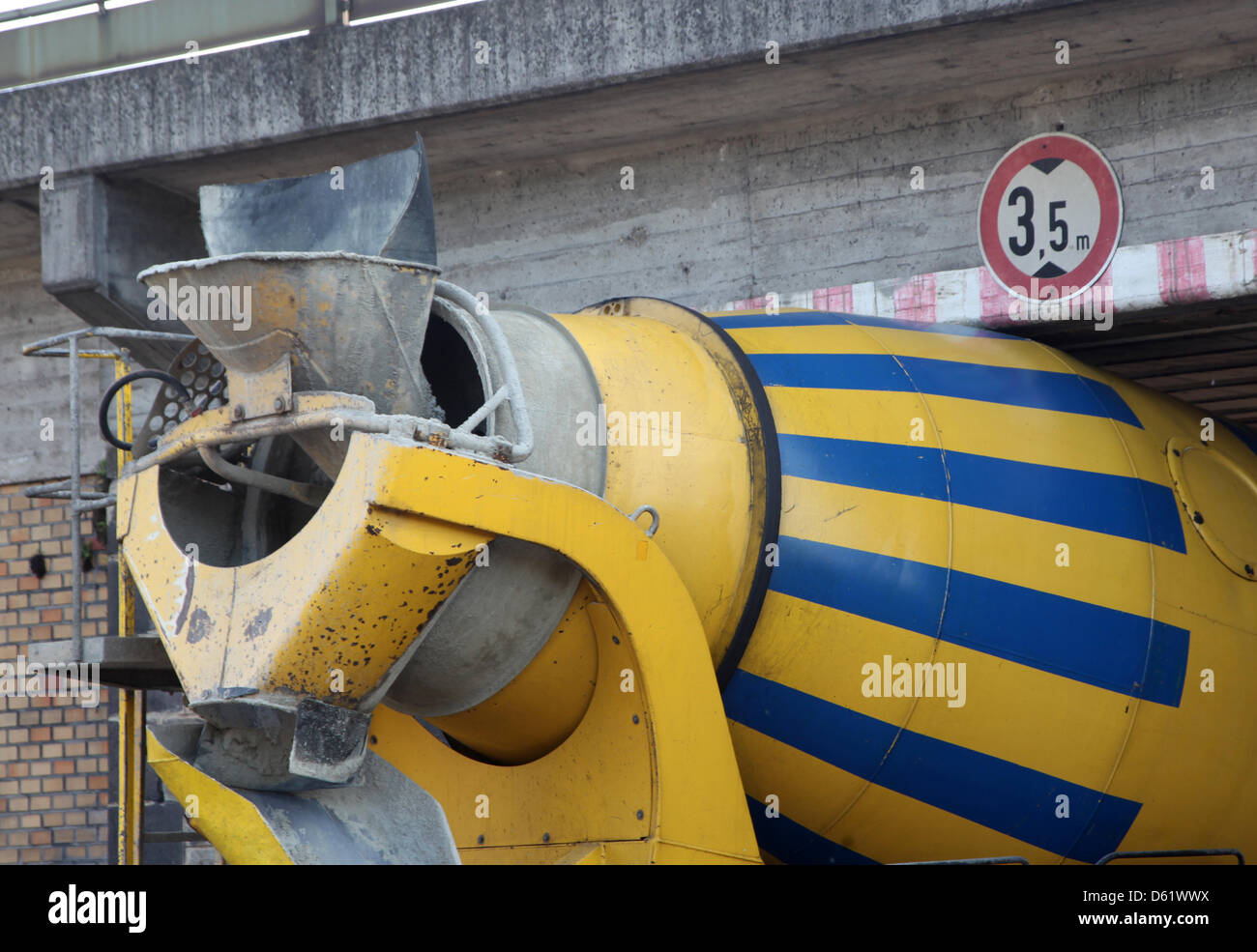 Una hormigonera ha quedado atascado bajo un puente del ferrocarril en Vallendar, Alemania, 03 de mayo de 2012. El túnel sólo permite coches tp una altura de 3,5 m. El camión fue de alrededor de 30 cm de alto. El tráfico ferroviario se vio interrumpido hasta que se haya determinado si la estática del puente había tenido daños. Nadie resultó herido. Foto: Thomas Frey Foto de stock