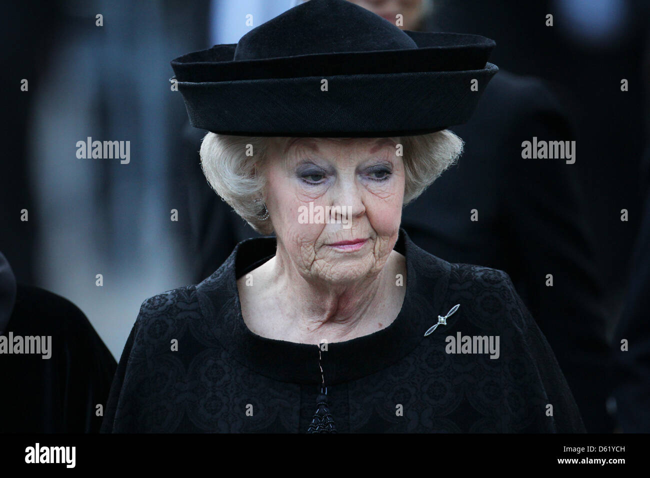 La reina Beatriz asiste a la ceremonia del Día Nacional de Conmemoración de las víctimas de la II Guerra Mundial en Amsterdam, Países Bajos, 04 de mayo de 2012. Foto: Patrick van Katwijk dpa (Países Bajos) Foto de stock