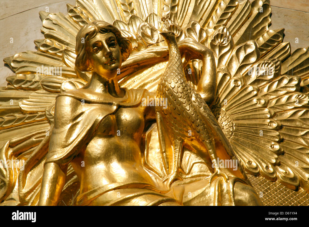 Estatuas de oro decora el centro Commerz Bank en Leipzig, Alemania Foto de stock