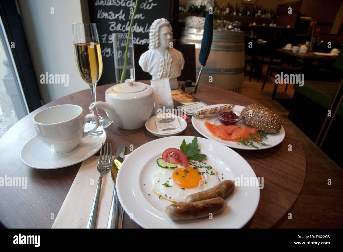 Bach' sirve el desayuno en el comedor de Arcona Living Hotel, Leipzig,  Alemania. (MR Fotografía de stock - Alamy