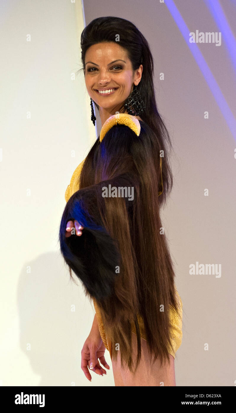Nathalia modelo presenta su peinado en cabello y Belleza 2012 en Frankfurt,  el 11 de mayo de 2012. Es hecha del mismo pelo humano que ella lleva en su  brazo. El principal