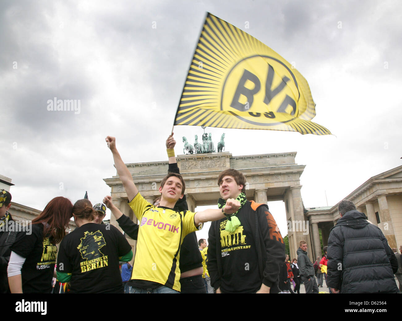 Los Fans del club de fútbol de la Bundesliga Borussia Dortmund pose y animar delante de la Puerta de Brandenburgo en Berlín, Alemania, 12 de mayo de 2012. La final de la Copa DFB-partido entre el FC Bayern de Múnich y el Borussia Dortmund se lleva a cabo en el Olypic stadium de Berlín en el mismo día. Foto: Stephanie Pilick Foto de stock