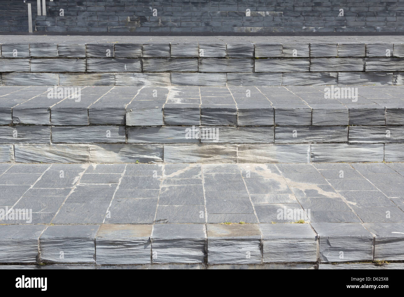 Bloques de Welsh Slate forman los peldaños de la entrada a la bahía de Cardiff Senedd, hogar de la Asamblea Nacional de Gales en Cardiff. Foto de stock