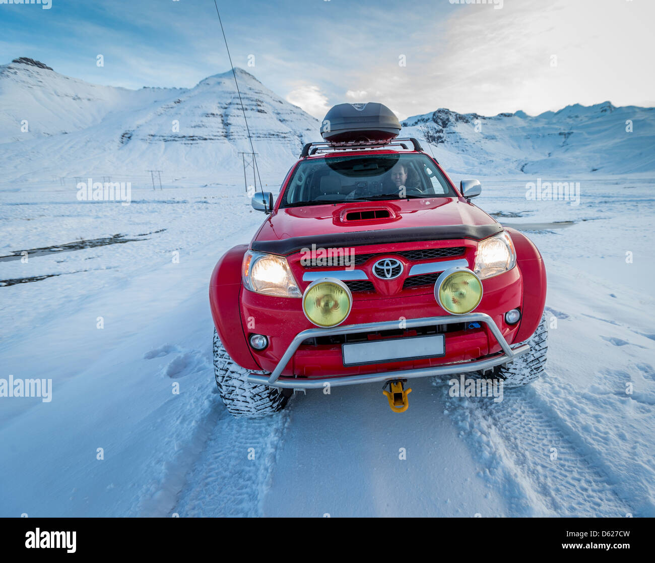 Conducción fuera de carretera en un día de nieve en el oeste de Islandia Foto de stock