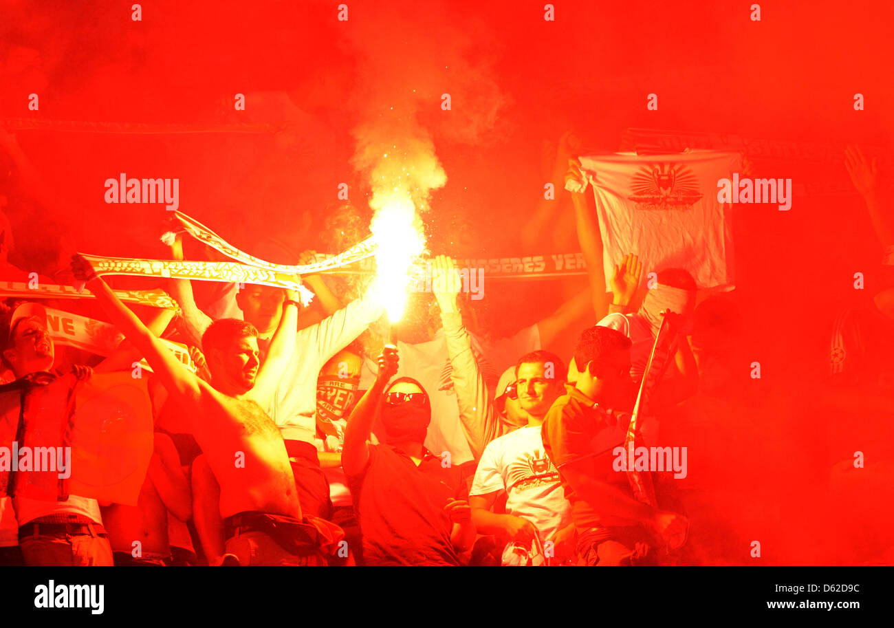 Los partidarios de Munich atizar fuegos artificiales durante la final de fútbol de la Liga de Campeones de la UEFA entre el FC Bayern de Múnich y el FC Chelsea en Fußball Arena München en Múnich, Alemania, el 19 de mayo de 2012. Foto: Marcus Brandt dpa/lby +++(c) dpa - Bildfunk+++ Foto de stock