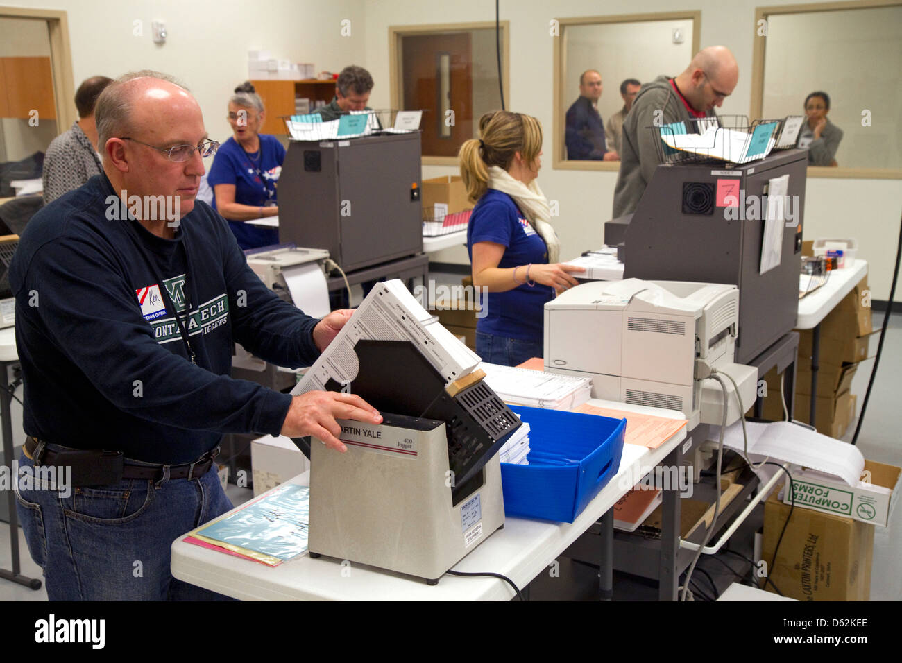Los escáneres de papeletas de votación la totalización de resultados el día de las elecciones, en Boise, Idaho, USA. Foto de stock