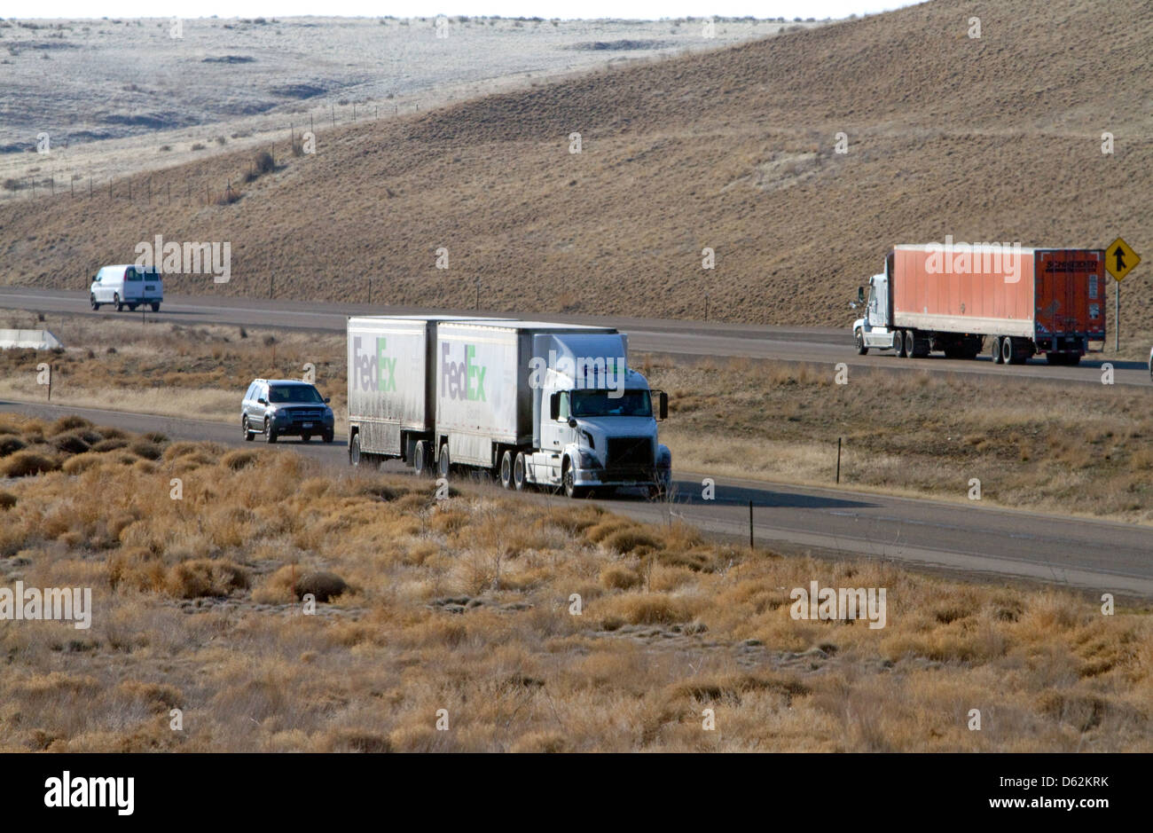Semi remolque de un camión que transporta el doble por la Interestatal 84  cerca de Boise, Idaho, USA Fotografía de stock - Alamy