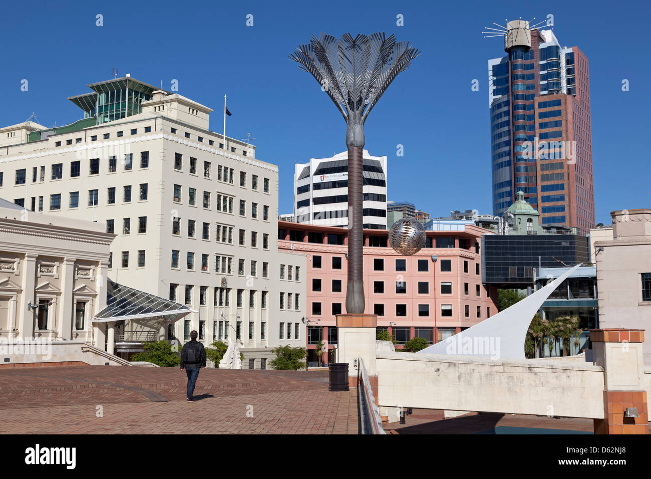 La Plaza de la ciudad con el helecho escultura por Neil Dawson ,de Wellington, Nueva Zelanda Foto de stock