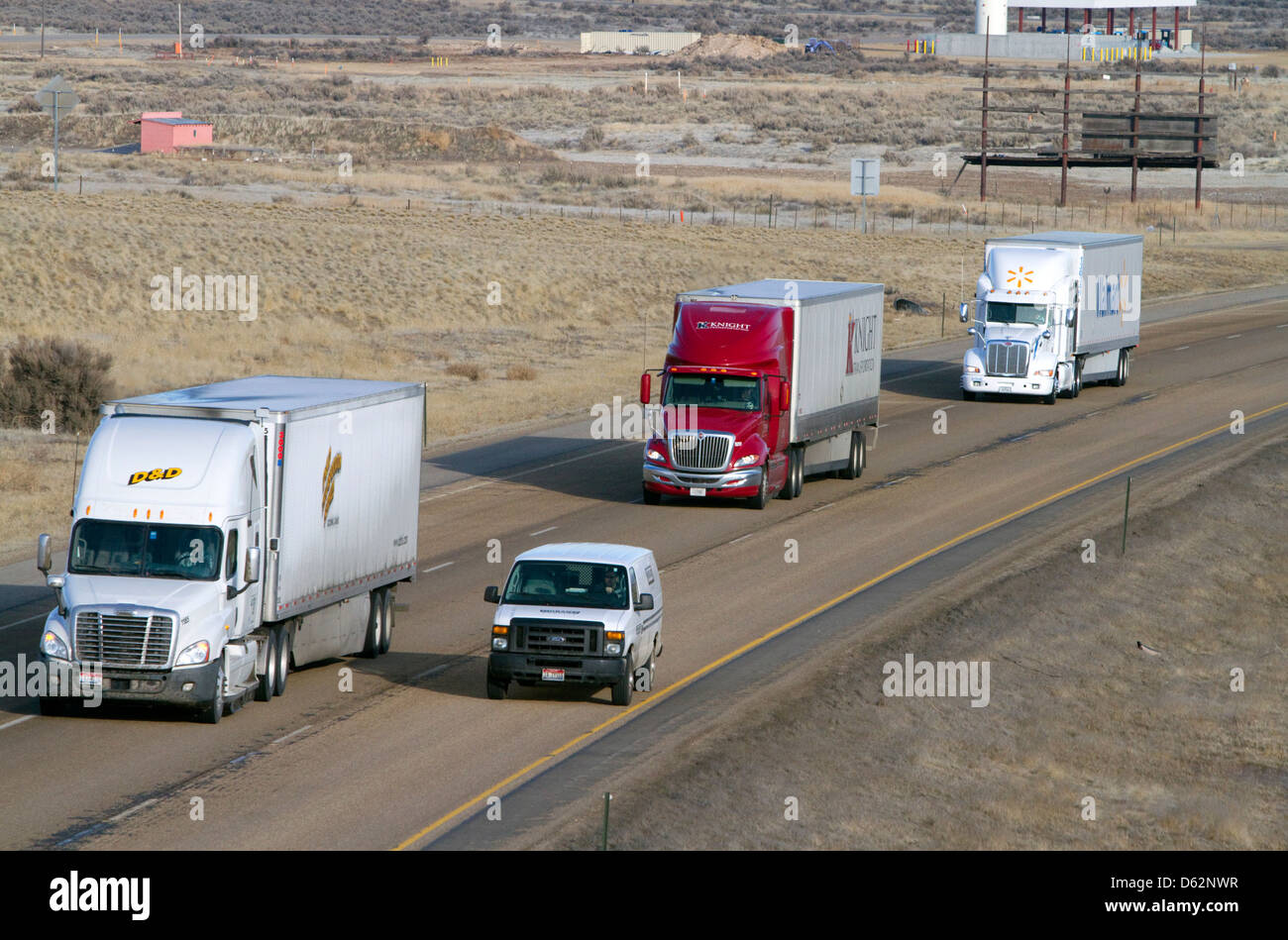 Semi camiones en la Interestatal 84 cerca de Boise, Idaho, USA. Foto de stock
