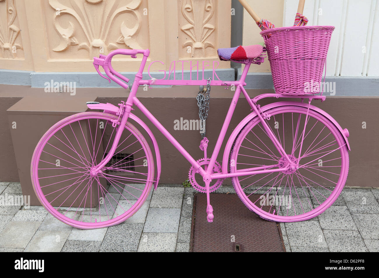 Bicicleta pintada de rosa fotografías e imágenes de alta resolución - Alamy