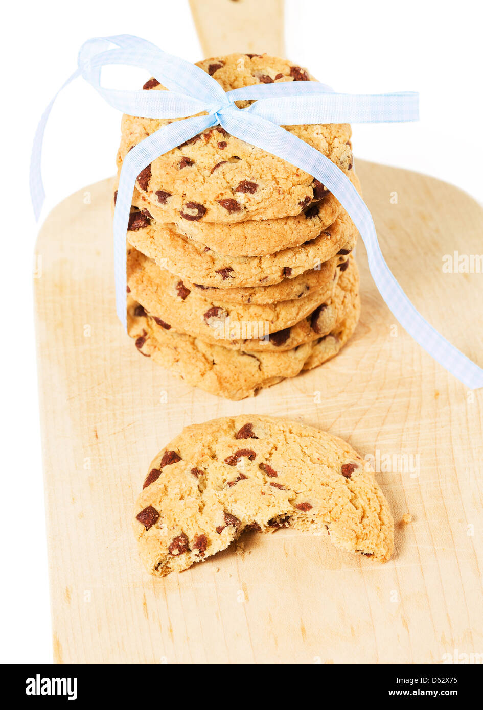 Mordido cookie cookies con una apilada con arco azul en madera Foto de stock
