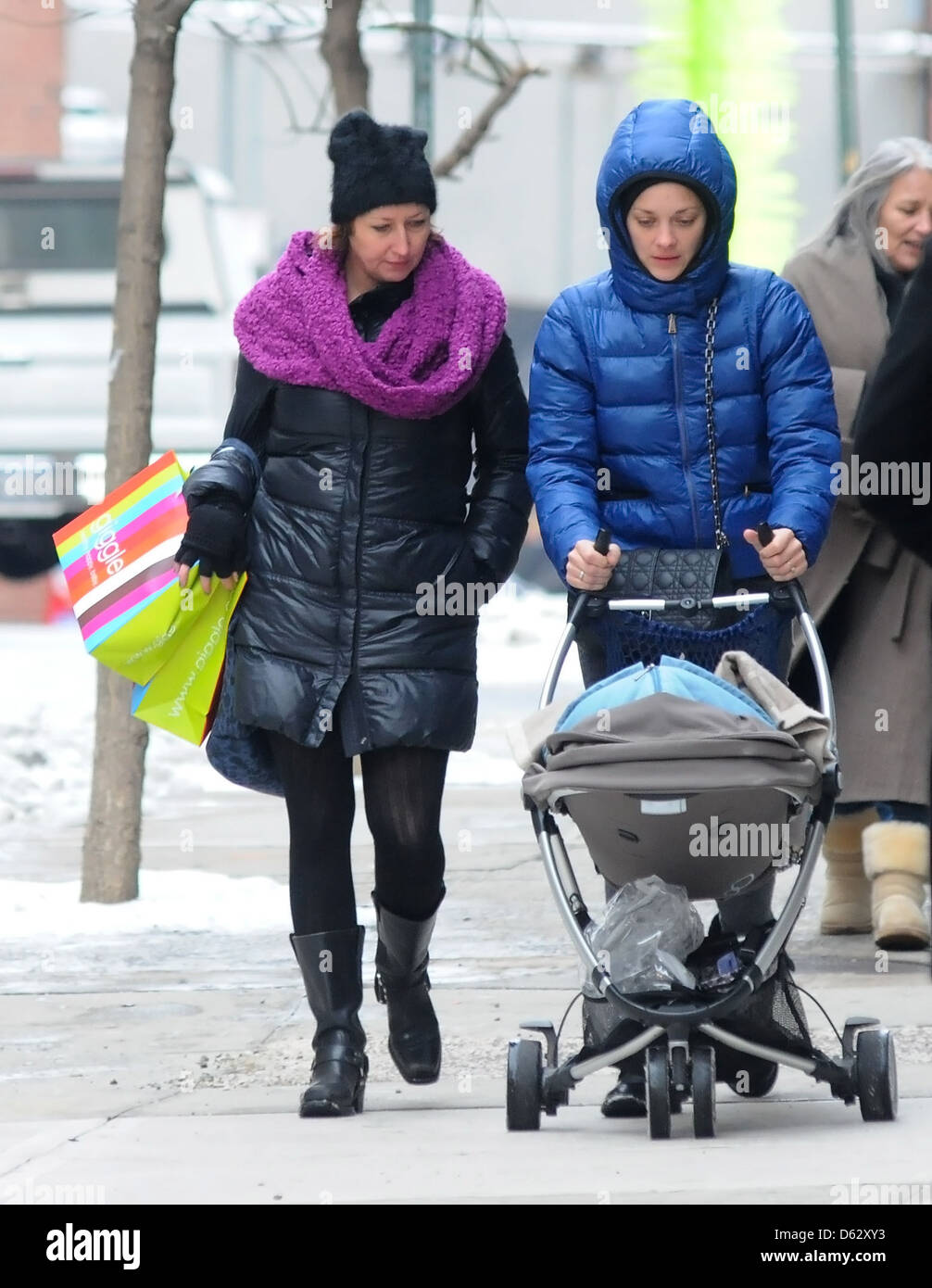 Marion Cotillard Empujando Un Cochecito De Bebe En Manhattan Ciudad De Nueva York Ee Uu 22 01 12 Fotografia De Stock Alamy