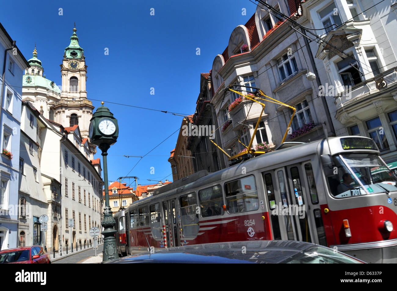 El tranvía discurre por el barrio de Mala Strana, Praga, Europa oriental Foto de stock
