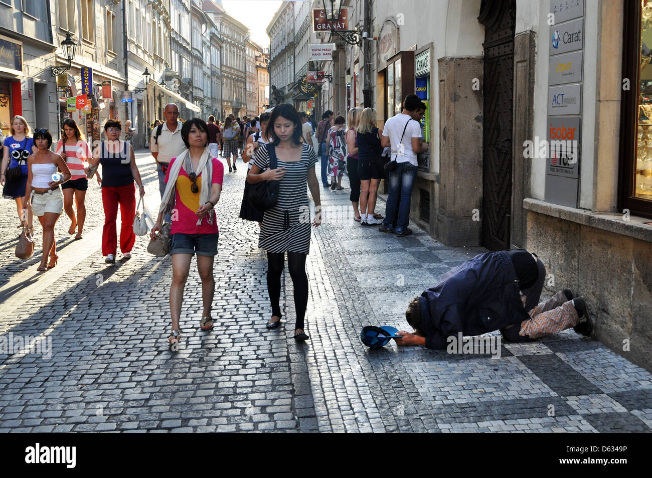Mendigo se postra arrodillado en una calle de Praga, República Checa, Europa Oriental. Foto de stock