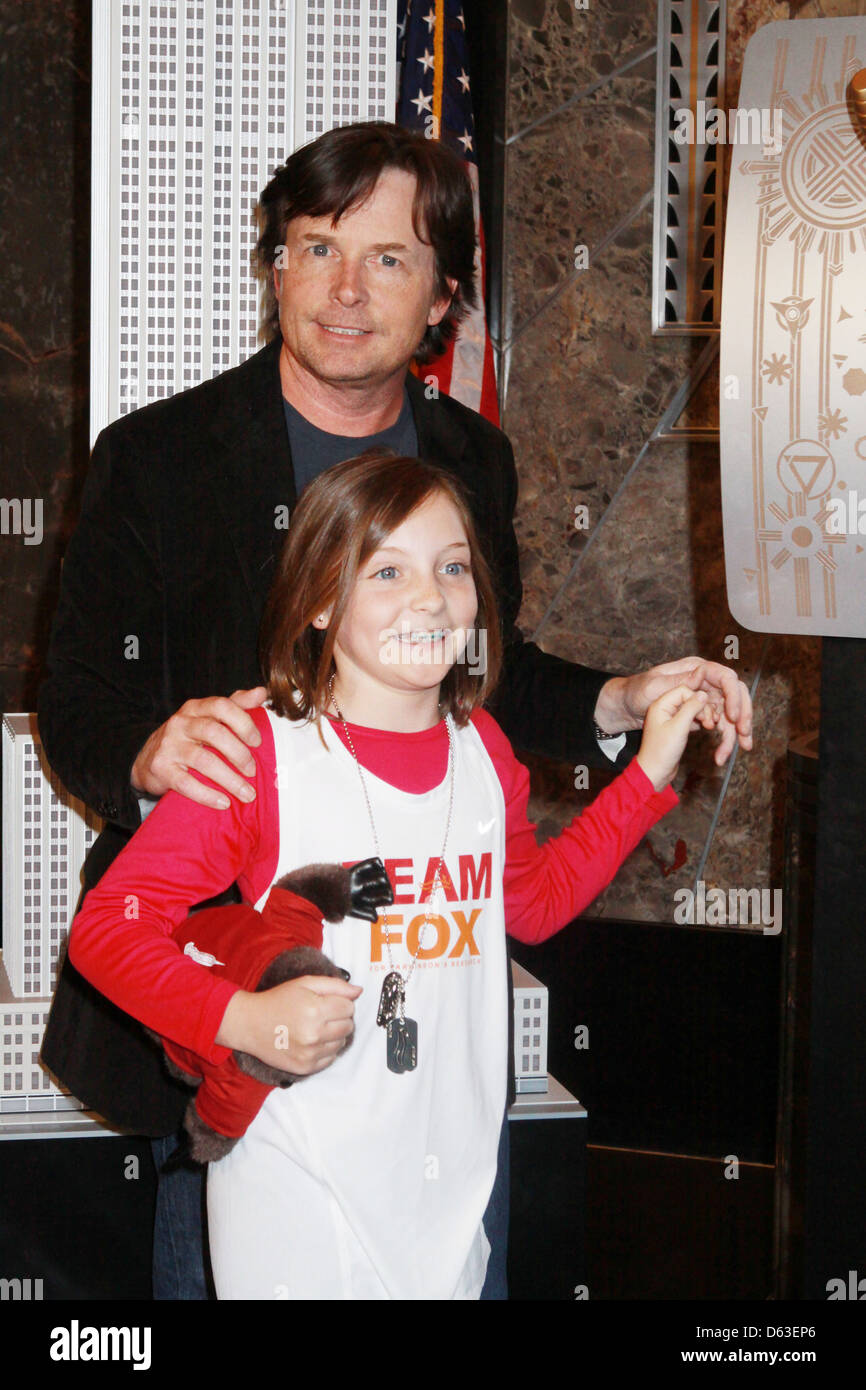Michael J. Fox y su hija Esme Fox el Empire State Building luz naranja y blanco para crear Michael J. Fox y su hija Esme Fox el Empire State Building luz naranja y blanco para crear