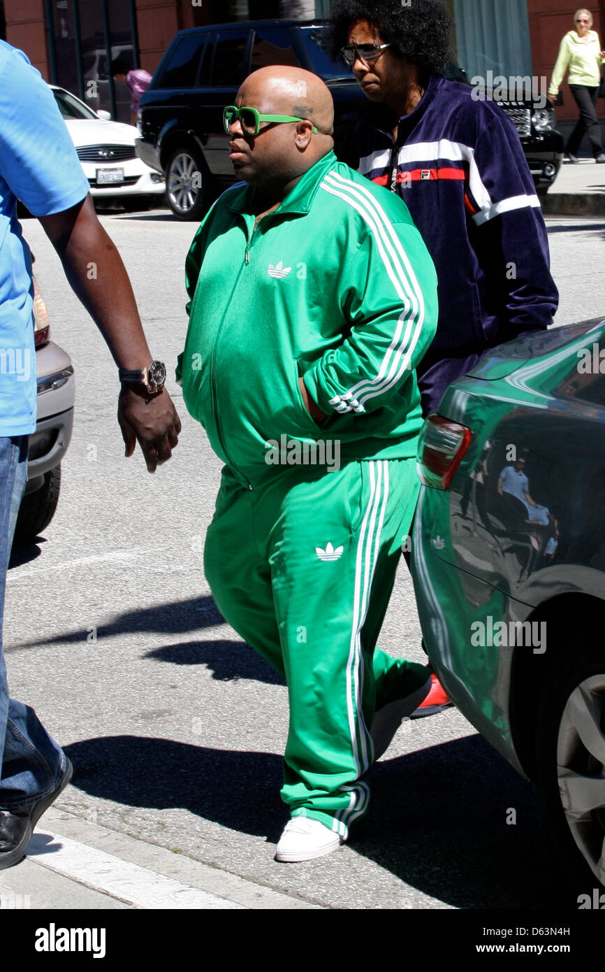 la nieve emparedado Chaleco Cee Lo Green dejando un centro médico en Beverly Hills, vistiendo un  chándal Adidas verde Los Angeles California Fotografía de stock - Alamy